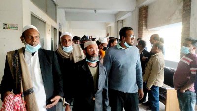 আদালত প্রাঙ্গণে বিএনপি নেতাকর্মীরা