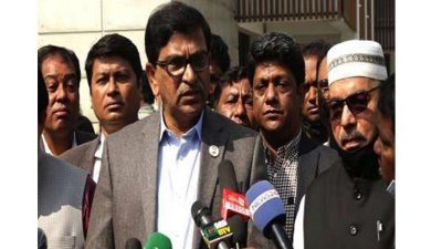 সাংবাদিকদের সঙ্গে কথা বলছেন মাহবুব উল আলম হানিফ