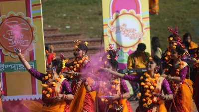 সোহরাওয়ার্দী উদ্যানের মুক্তমঞ্চে বসন্তবরণ (ছবি: নাসিরুল ইসলাম)
