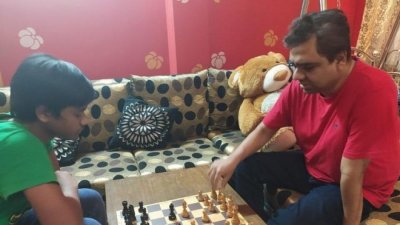 ছেলে তাহসিন তাজওয়ার জিয়ার সঙ্গে দাবা খেলছেন বাবা জিয়াউর রহমান