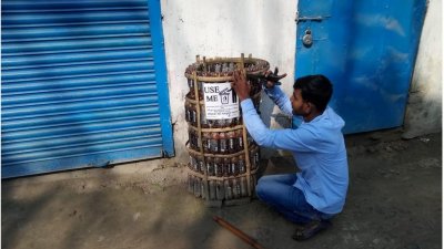 ফেলে দেওয়া প্লাস্টিকের বোতল কাজে লাগানোর ব্যতিক্রমী উদ্যোগ নিয়েছেন নাটোরের প্রতিবন্ধী তরুণ মাহফুজুর রহমান