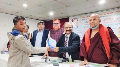 পুরস্কার গ্রহণ করছে রাসেল