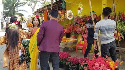 ফুলের দোকানে তরুণ-তরুণীর ভিড়