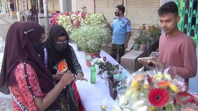 ফুলের দোকানে তরুণ-তরুণীদের ভিড় বেড়েছে