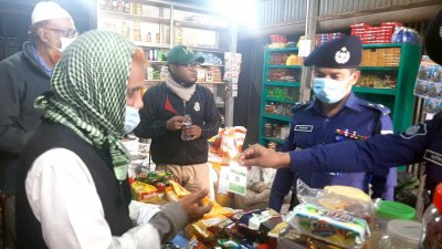 ক্রেতা-বিক্রেতাদের টিকা কার্ড দেখছে পুলিশ