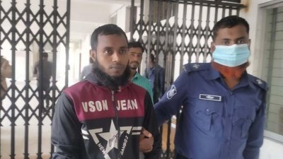 আদালত প্রাঙ্গণে আসামি ইকবাল
