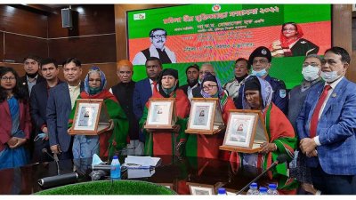 সংবর্ধনা অনুষ্ঠানে ক্রেস্ট হাতে নারী মুক্তিযোদ্ধারা