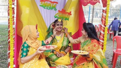 ভালোবাসার দিনে ক্যাম্পাসে ছাত্রীর গায়ে হলুদ