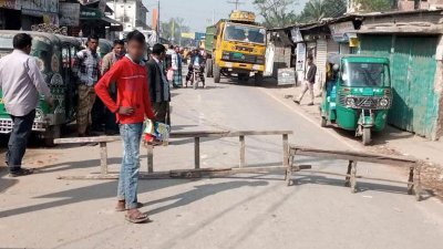 সোনাইমুড়ী-সেনবাগ সড়কে বিক্ষোভ করেছেনন ক্ষতিগ্রস্ত ব্যবসায়ীরা