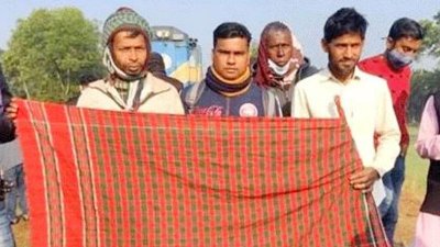 রেললাইনে দাঁড়িয়ে লাল গামছা ধরে ট্রেন থামার সংকেত দেন জিয়াউর রহমান ও হাবলু মিয়া