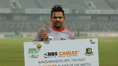 ম্যাচসেরার পুরস্কার জিতেছেন সুনীল নারিন
