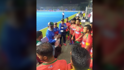 শিষ্যদের সঙ্গে কোচ গোপিনাথন কৃষ্ণমূর্তি।