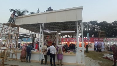 মেলা শুরু হয়ে গেলেও স্টল নির্মাণ চলছে