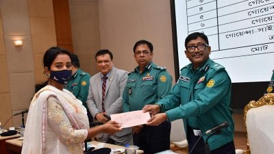 পুরস্কার তুলে দিচ্ছেন ডিএমপির কমিশনার মোহাম্মদ শফিকুল ইসলাম