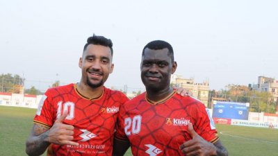 গোলদাতা রবিনিয়ো ও কিংসলে।