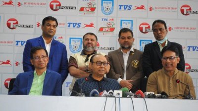 গণমাধ্যমে কথা বলছেন বসুন্ধরা গ্রুপের চেয়ারম্যান আহমেদ আকবর সোবহান (সবার মাঝে)।