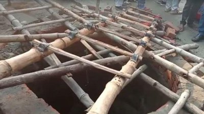 কুয়ার স্লাবের ওপর বসে ছিলেন তারা