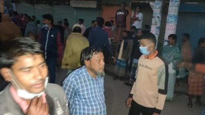 ব্যবসায়ীদের নেতৃত্বে কয়েকজন হামলা চালান