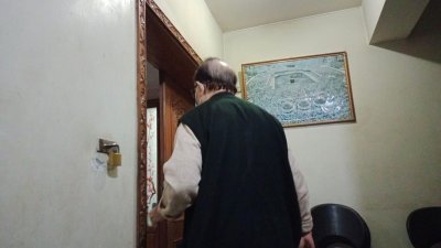খন্দকার মোশাররফ হোসেনের বাসায় প্রবেশ করছেন মাহমুদুর রহমান মান্না (ছবি: সালমান তারেক শাকিল)