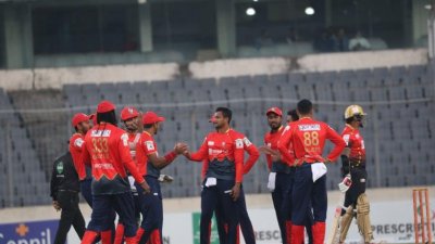 নারিন ঝড়ের পর মঈনের দৃঢ়তায় লড়াইয়ের পুঁজি কুমিল্লার