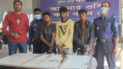 নোয়াখালী অস্ত্রসহ ৩ ডাকাত আটক