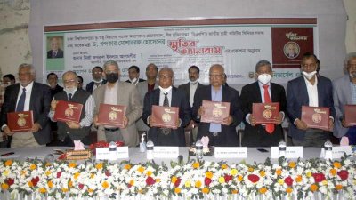 খন্দকার মোশাররফের ‘স্মৃতির অ্যালবামের’ মোড়ক উন্মোচন