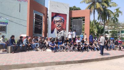 কলেজ ক্যাম্পাসে শিক্ষার্থীদের বিক্ষোভ