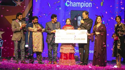 টফিজয়ী ত্রয়ী পেলেন ২৫ লাখ টাকার চেক ও ক্রেস্ট