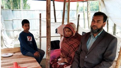 রওশন আলী তার পরিবার নিয়ে খোলা আকাশের নিচে বসবাস করছেন