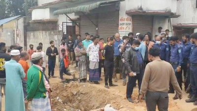 আশুলিয়ায় ঝুট ব্যবসা দখল নিয়ে রবিবার দুপুরে দু’পক্ষের সংঘর্ষ হয়