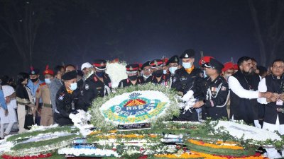 শহীদ মিনারে শ্রদ্ধা জানায় র‍্যাব
