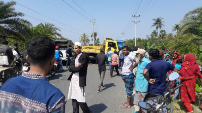 দুর্ঘটনাস্থলে স্থানীয়দের ভিড়