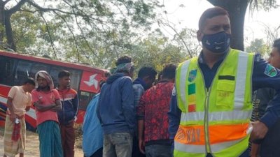 দুর্ঘটনাস্থলে মানুষের ভিড়