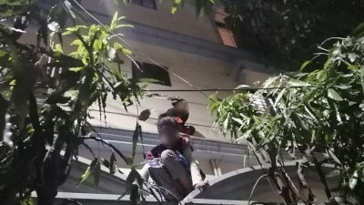 বাড়ি থেকে পালানোর চেষ্টা করা দুই গৃহকর্মী (ছবি: নাসিরুল ইসলাম)