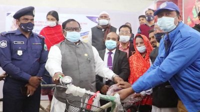 নওগাঁর সাপাহারে বুধবার গ্রাম পুলিশের মাঝে বাইসাইকেল বিতরণ করেন খাদ্যমন্ত্রী সাধন চন্দ্র মজুমদার (ছবি: সংগৃহীত)