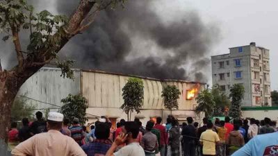 দাউ দাউ করে জ্বলছে আগুন