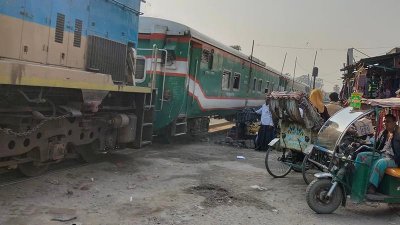 যানবাহন ও মানুষের চলাচল নিয়ন্ত্রণের জন্য গেট ব্যারিয়ার না থাকায় যেকোনও সময় ঘটতে পারে দুর্ঘটনা