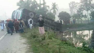 সড়কের পাশেই উল্টে গেছে বাসটি