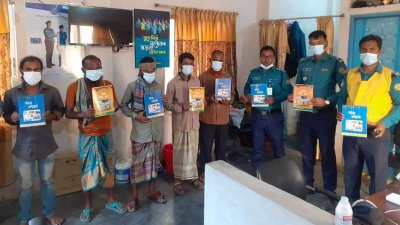 রিকশা, বাসসহ বিভিন্ন পরিবহনের চালকদের হাতে শিশুদের বই