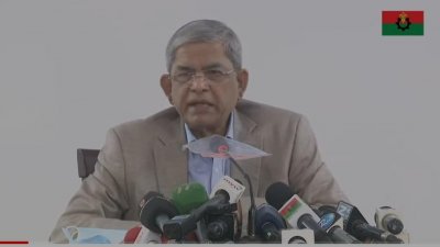 সংবাদ সম্মেলনে বক্তব্য রাখছেন মির্জা ফখরুল ইসলাম আলমগীর