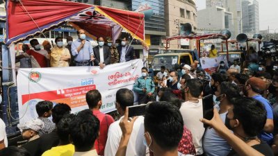 গণটিকা কর্মসূচির প্রচারণায় বক্তব্য রাখছেন মেয়র আতিকুল ইসলাম