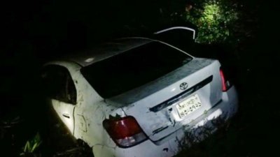 পুকুরে পড়ে যাওয়া প্রাইভেট কার