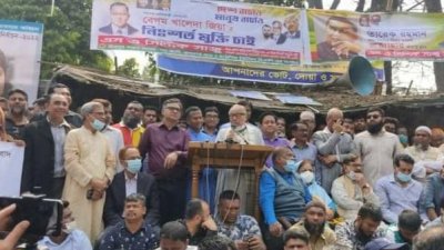মানববন্ধনে বক্তব্য রাখছেন নজরুল ইসলাম খান