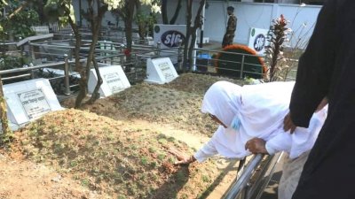 পিলখানা ট্র্যাজেডি: নিহতদের কবরে ফুল দিয়ে শ্রদ্ধা (ফটোস্টোরি)