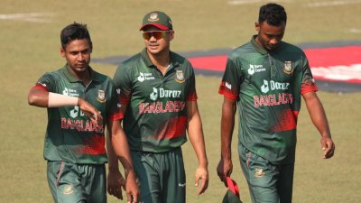 শুরুতেই চাপে আফগানিস্তান