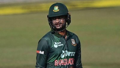 সাকিবকে ফিরিয়েছেন রশিদ খান।
