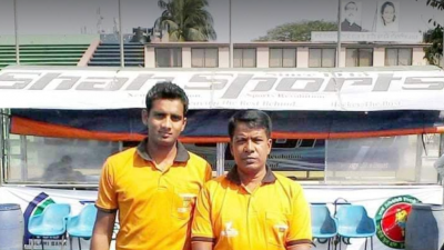 বাবা আব্দুর রশিদ খানের সঙ্গে ছেলে মোহাম্মদ আলী খান পিয়াল (বামে)।