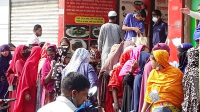 রাজধানীর মোহাম্মদপুর এলাকার একটি কেন্দ্রের সামনে টিকাপ্রত্যাশীদের ভিড়। ছবি: সাজ্জাদ হোসেন