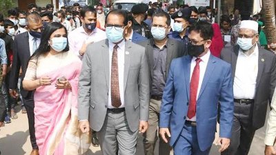 নারায়ণগঞ্জ সদর উপজেলা টিকাদান কেন্দ্র পরিদর্শন করেন স্বাস্থ্যসচিব লোকমান হোসেন মিয়া