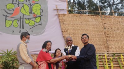 পুরস্কার নিচ্ছেন সুমিত